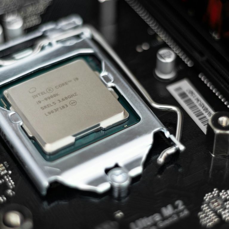 Ein Bild von einer CPU auf einem Mainboard.