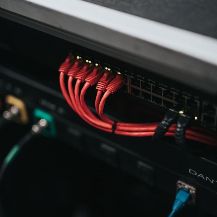 Ein Netzwerk-Switch an dem Netzwerkkabel stecken.